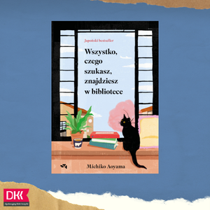 Ilustracja parapetu okna z książkami i doniczką z kwiatami. Na parapecie siedzi czarny kot. W tle, za oknem, krajobraz z domkami i różowym drzewem.