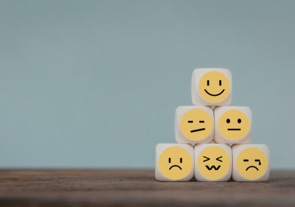 na zdęciu są kostki drewniane, pokazujące różne emocji