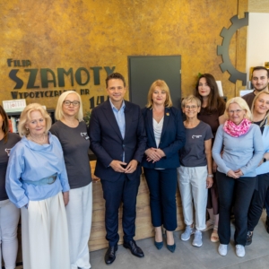 grupa ludzi uśmiecha się i pozuję do zdjęcia