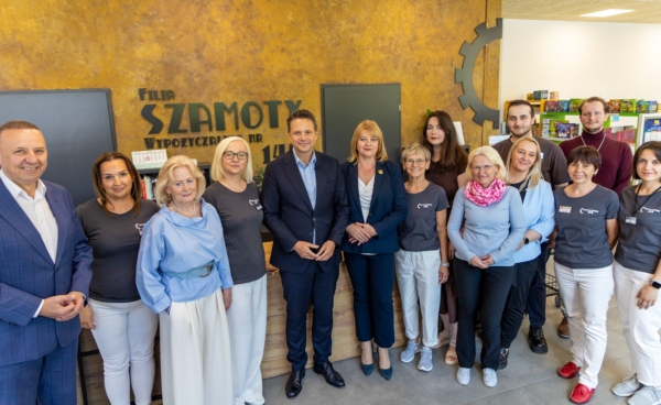 grupa ludzi uśmiecha się i pozuję do zdjęcia