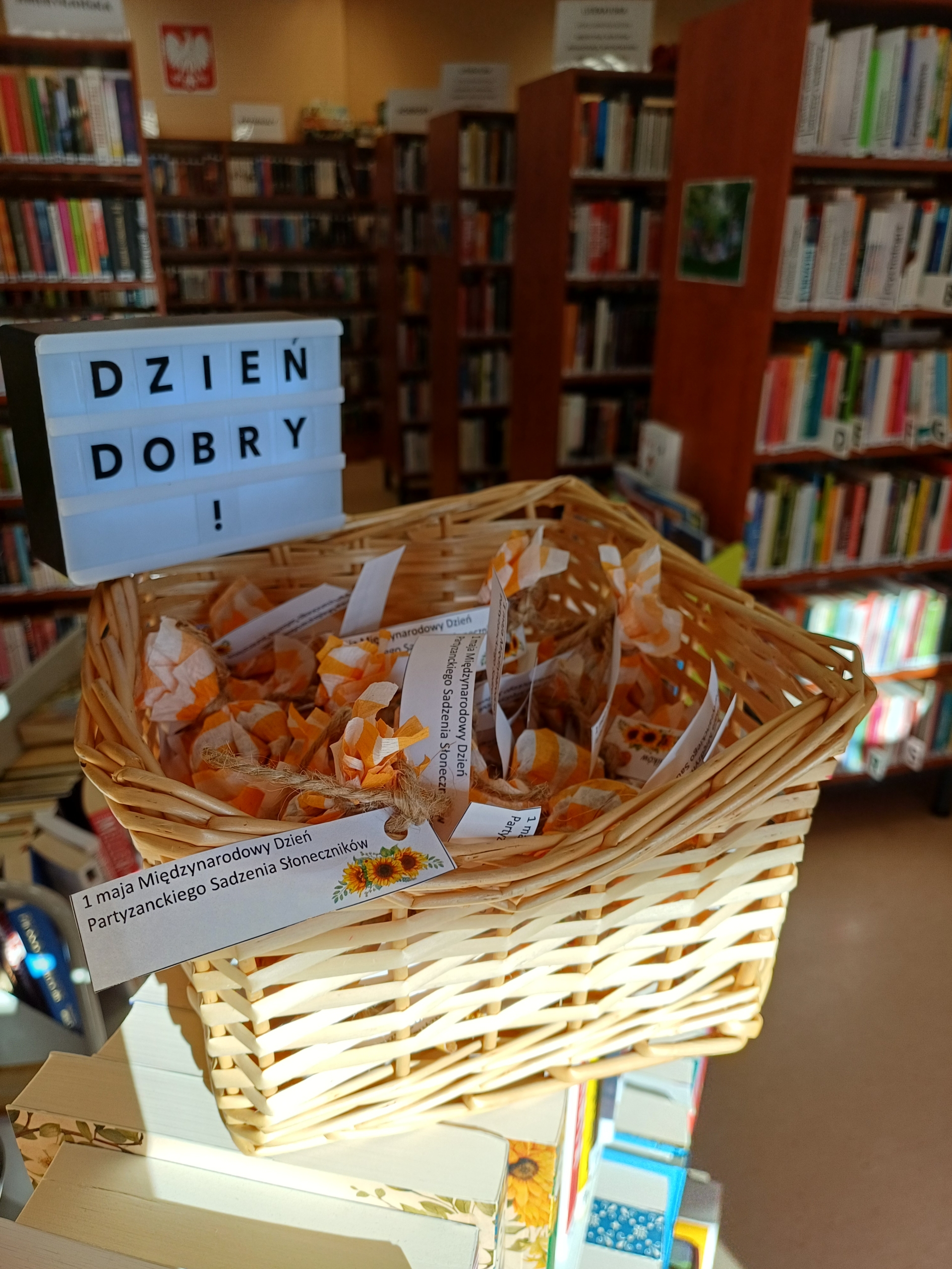 20260427_073411 Koszyczek z papierowymi zawiniątkami.