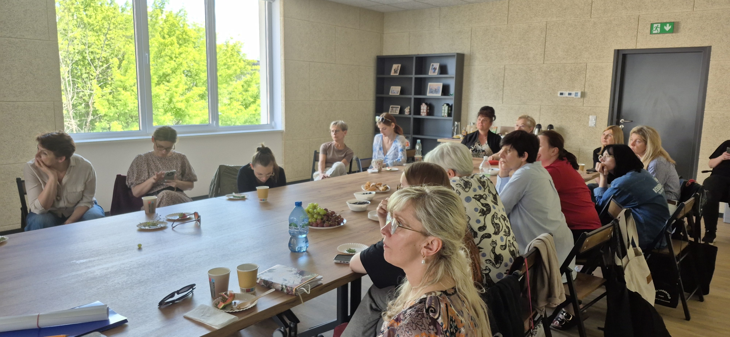 20260522_131319 Kobiety, które siedzą przy stole.