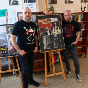 Dwaj mężczyźni stoją obok plakatu w bibliotece.