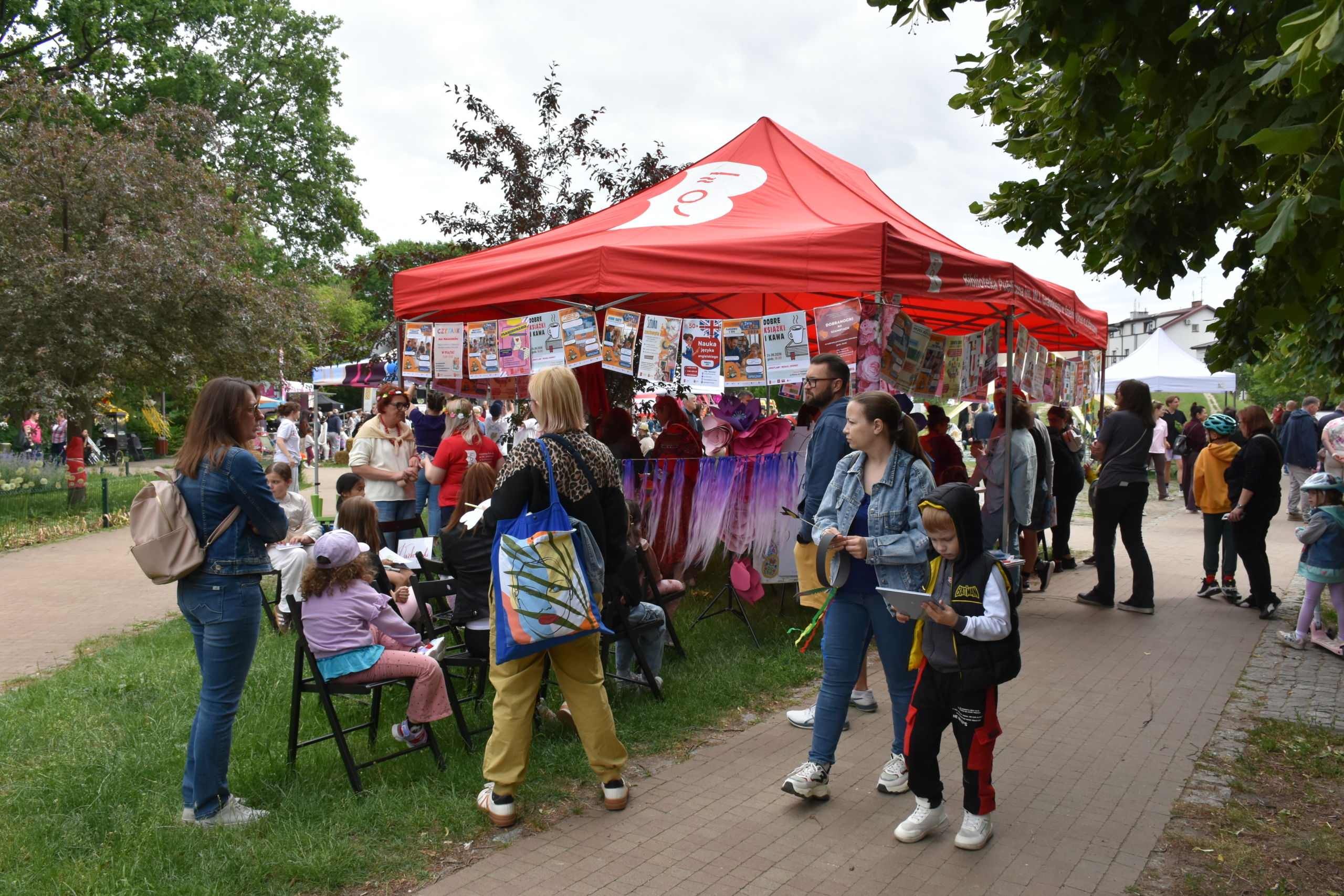 DSC_2243 Czerwony namiot Biblioteki stoi w parku, w otoczeniu ludzi.