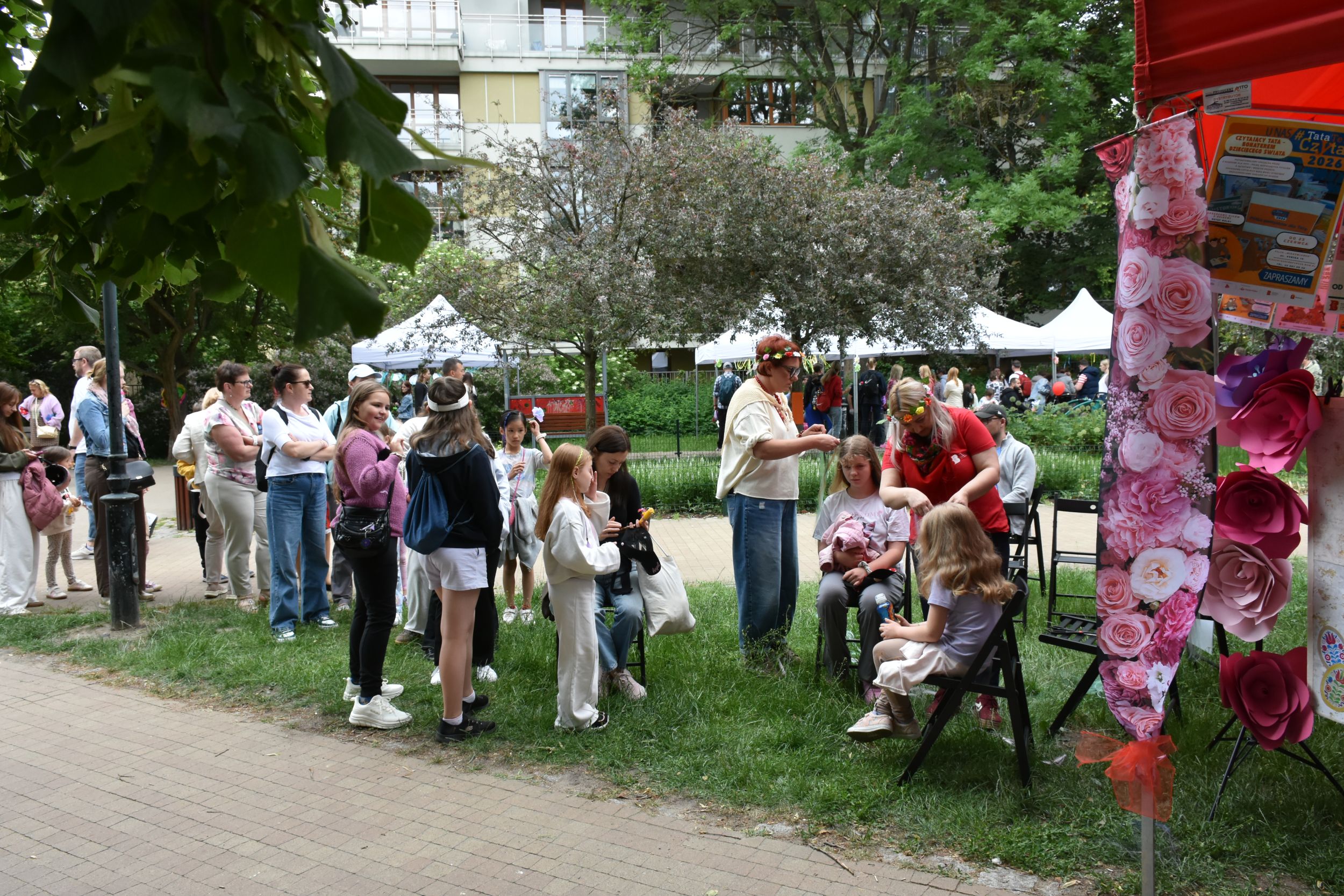 DSC_2306 Tłum ludzi w parku, w otoczeniu zieleni i drzew.