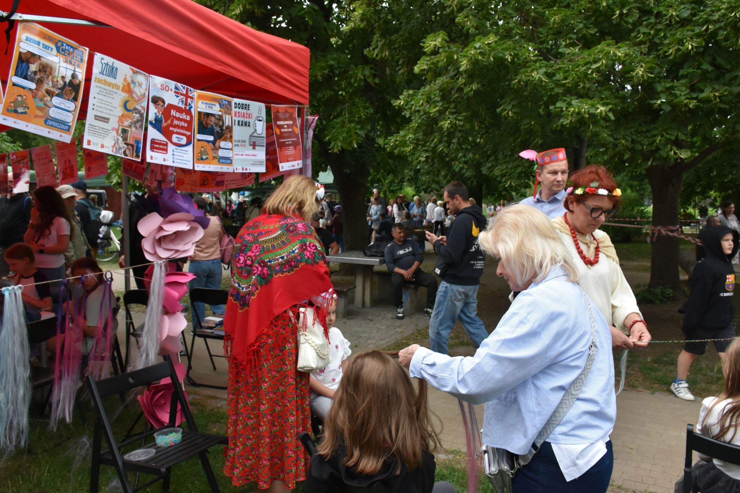 DSC_2326 Kobiety robią warkoczyki dzieciom w spokojnej i przyjaznej atmosferze.