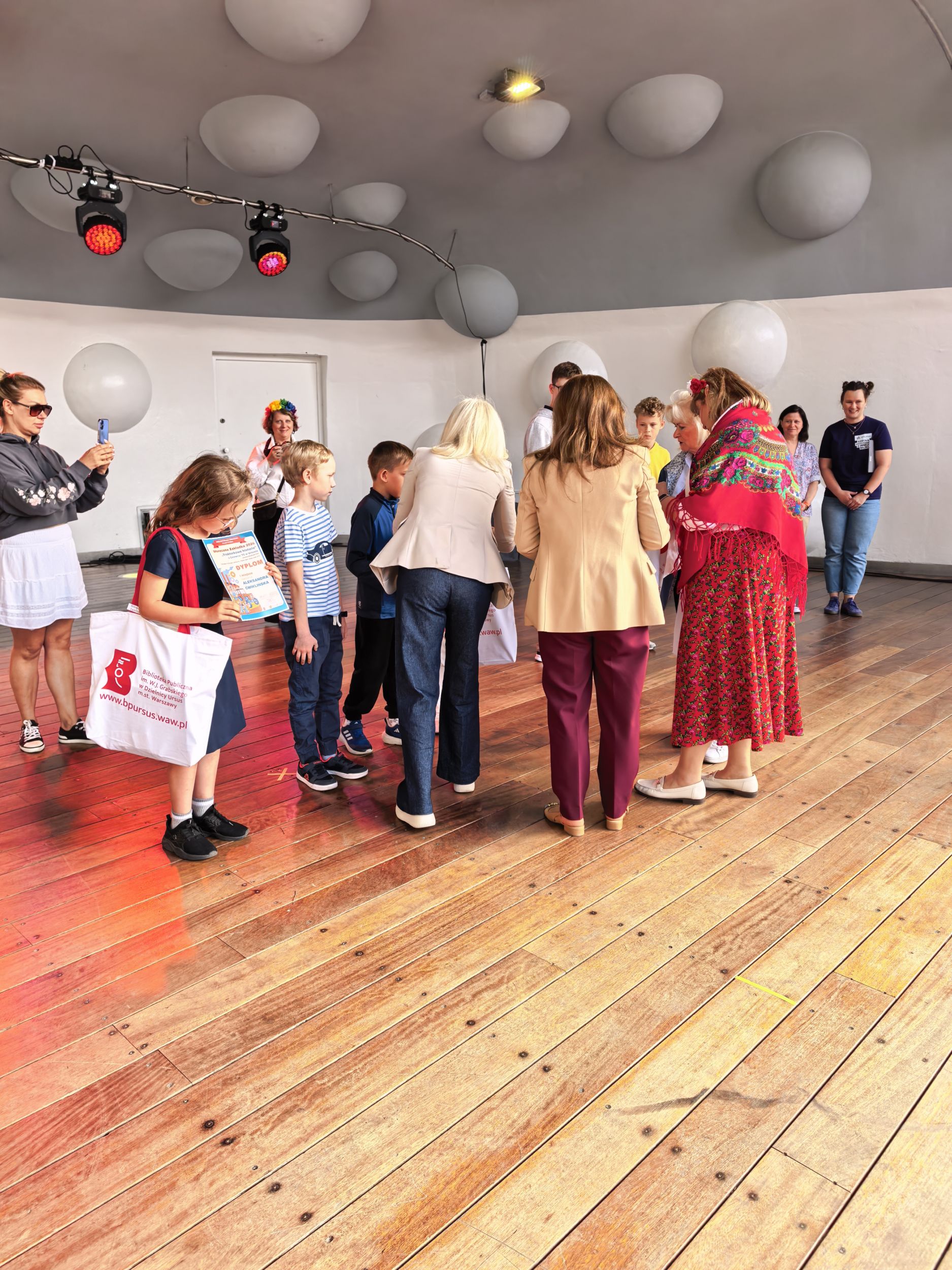 _cuva grupa dzieci stoi na scenie i odbiera nagrody