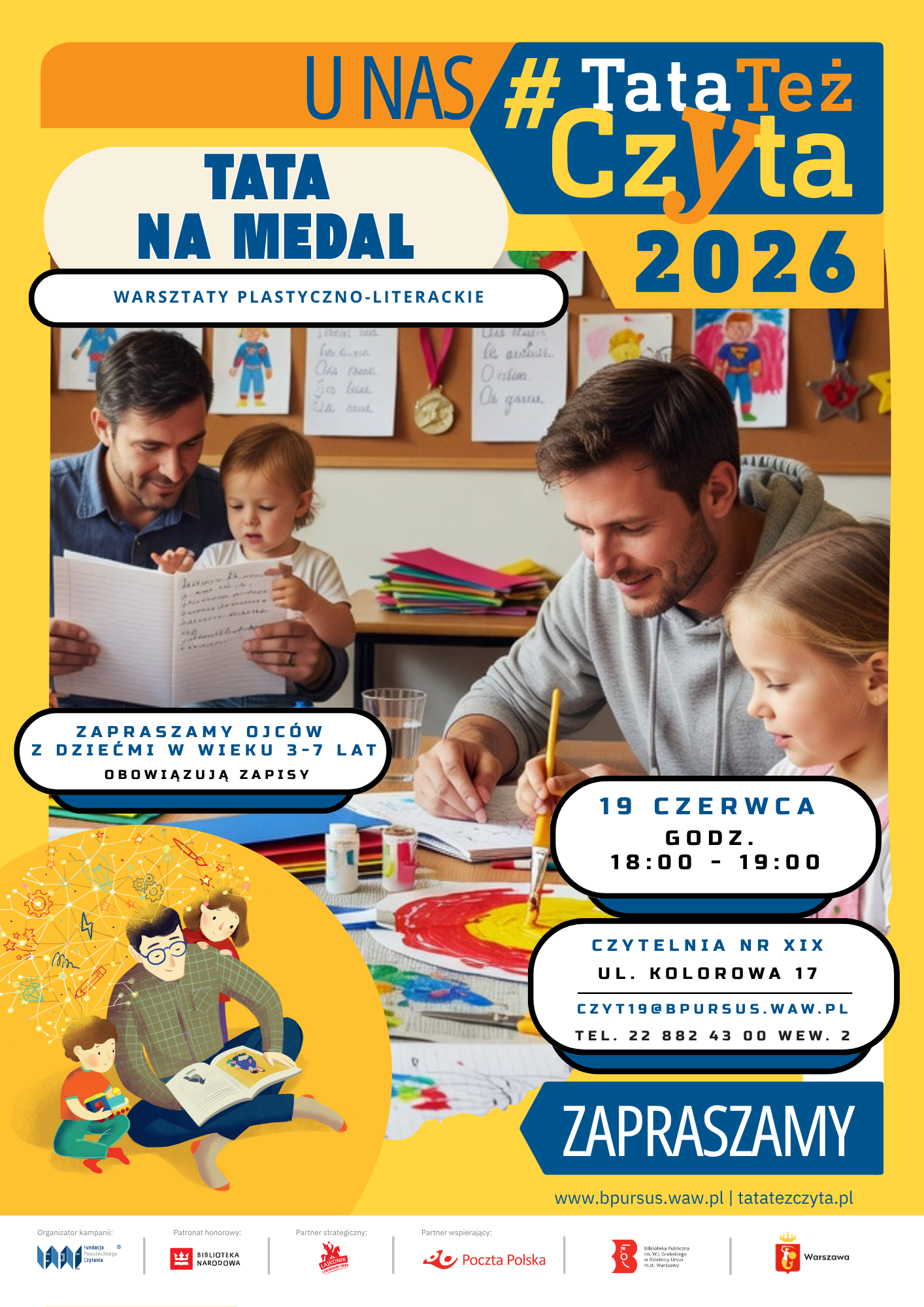 przy stoliku siedzi mężczyzna i rysuję, obok niego siedzi dziewczynka i koloruję tęczę, w tle tata mężczyzna książkę dziecku
