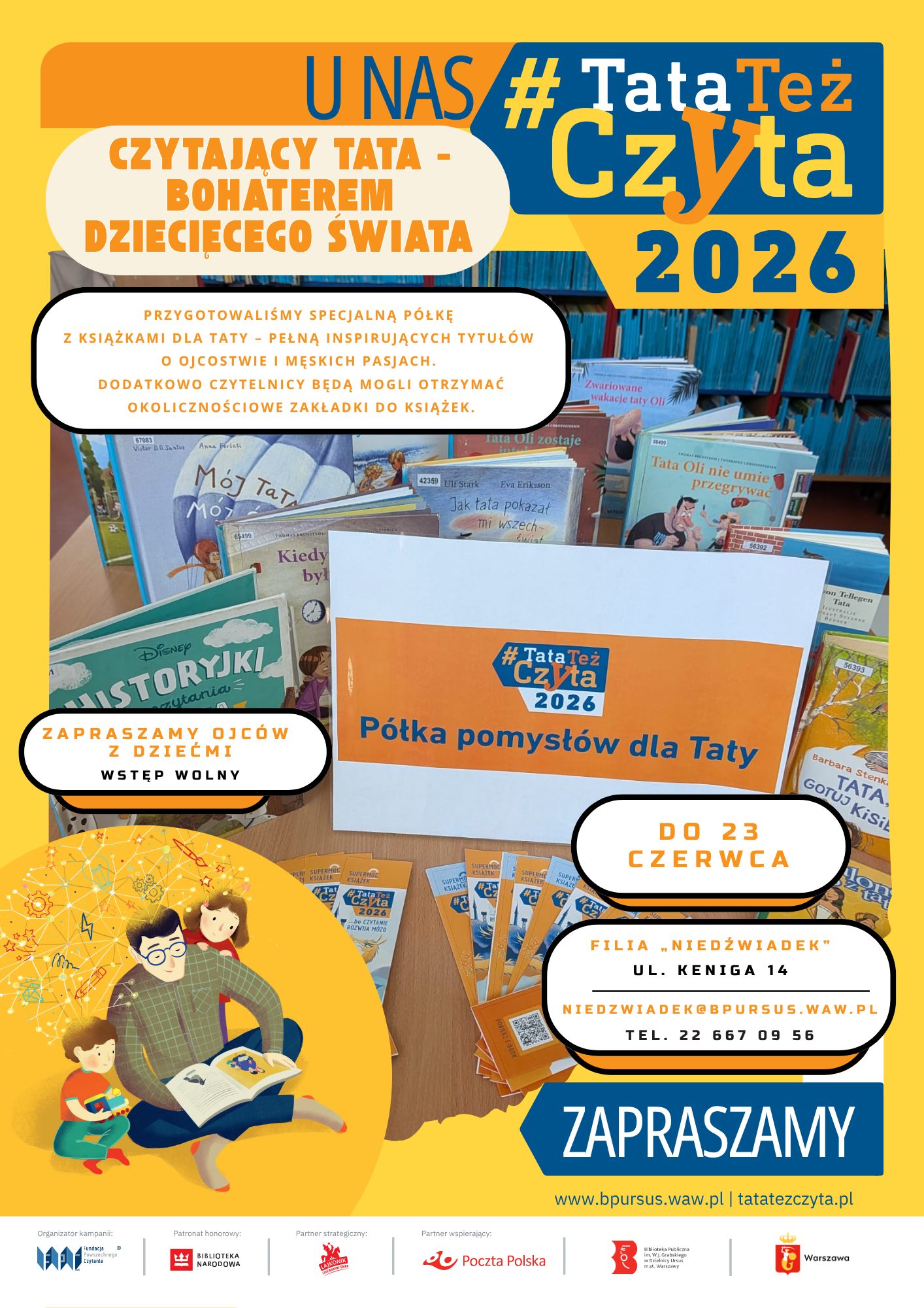 kilka książek leżą na stoliku, obok stoi pomarańczowy plakat z napisem "Półka pomysłów dla Taty", oraz zakładki do książek
