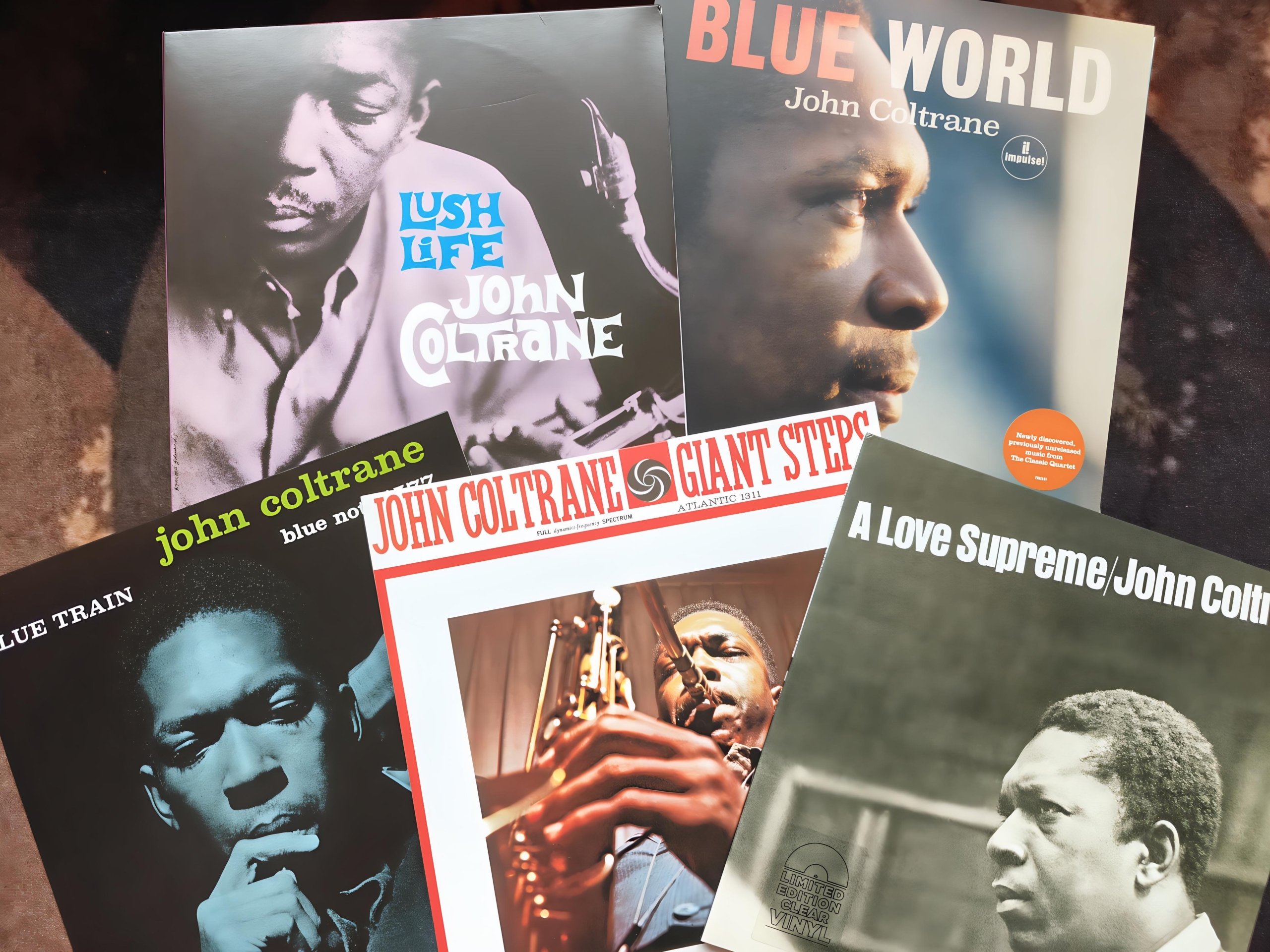 Oplus_17956898 Kolekcja albumów jazzowych, w tym wiele płyt Johna Coltrane'a.