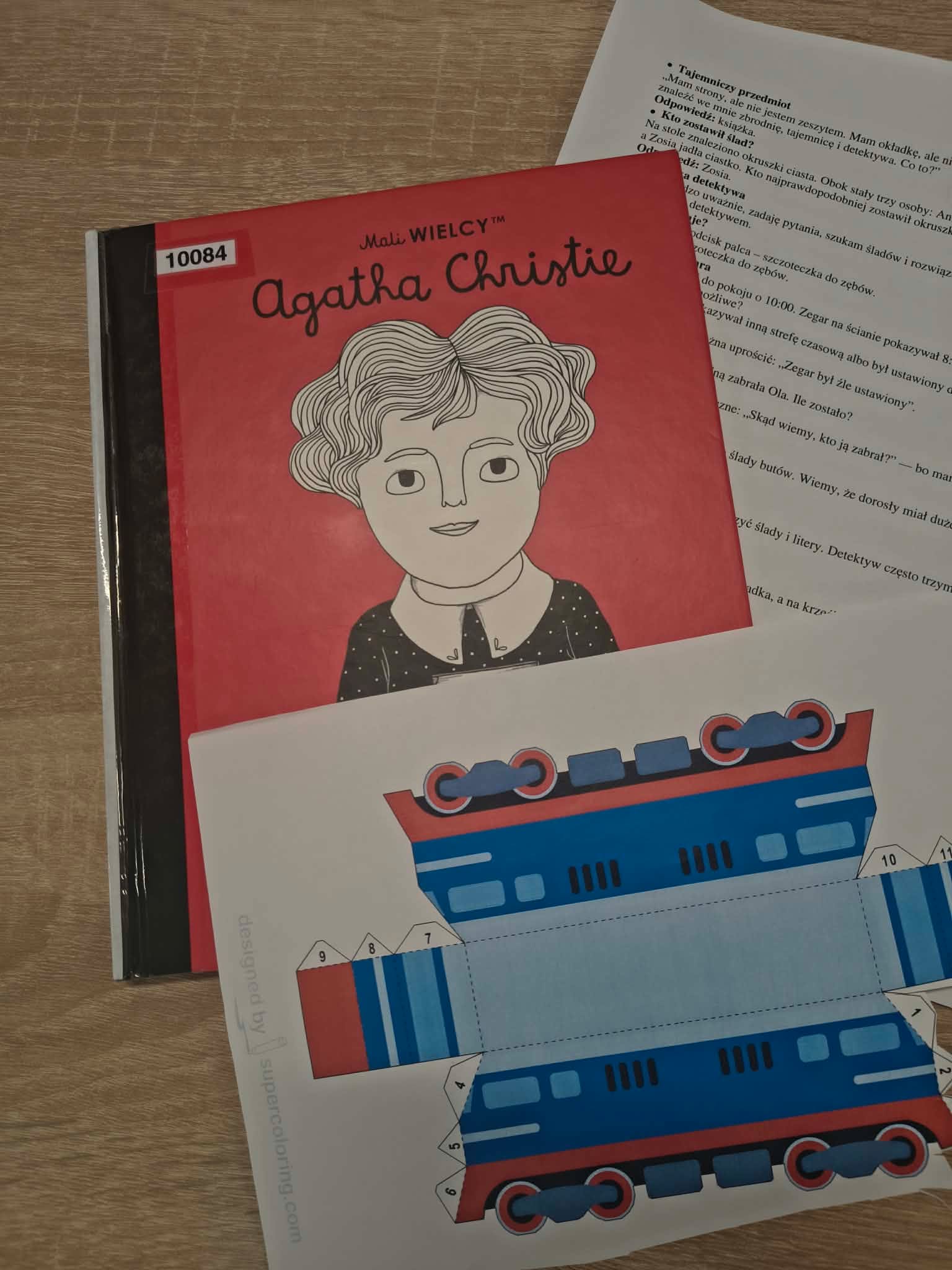 9 Książka dziecięca oraz szablon pociągu do wycięcia.