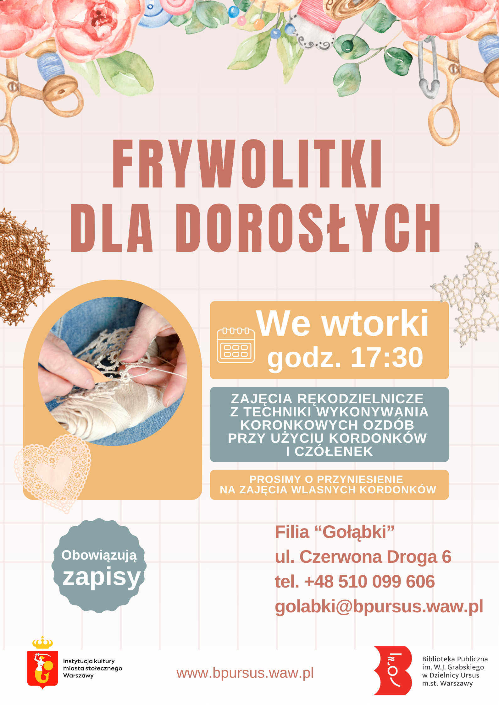 Plakat z motywami kwiatowymi oraz obrazkami przedstawiającymi nożyczki, szpulki z nićmi, agrafki oraz zdjęcie rąk wykonującej frywolitki osoby.