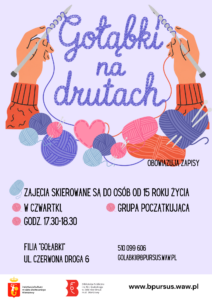 Plakat w pastelowych kolorach. W górnej części znajduje się obrazek przedstawiający ręce w których znajdują się druty oraz kłębki włóczek.