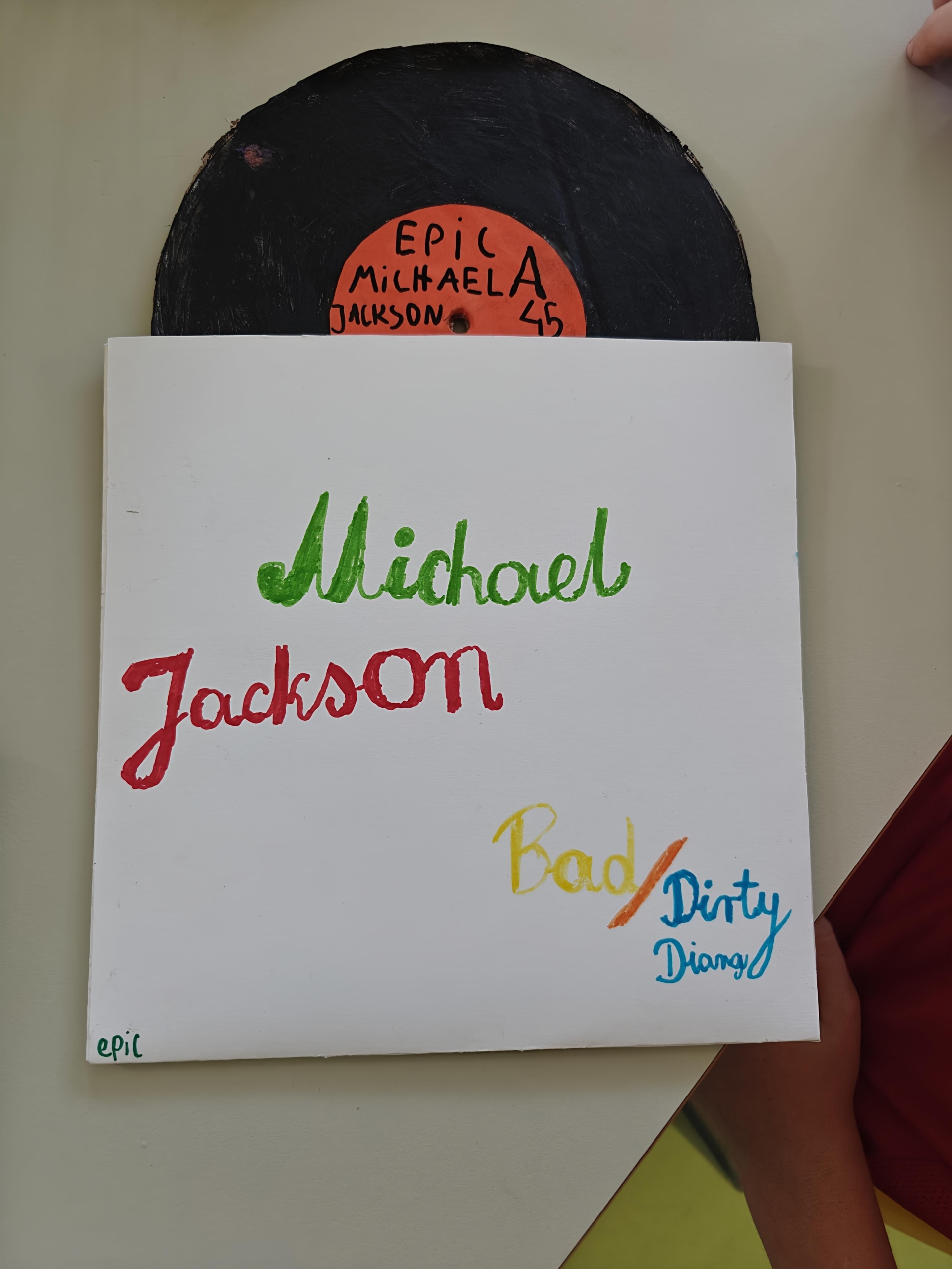 Oplus_17956898 Makieta płyty winylowej wykonana z kartonu oraz papierowej okładki z napisem Michael Jackson.