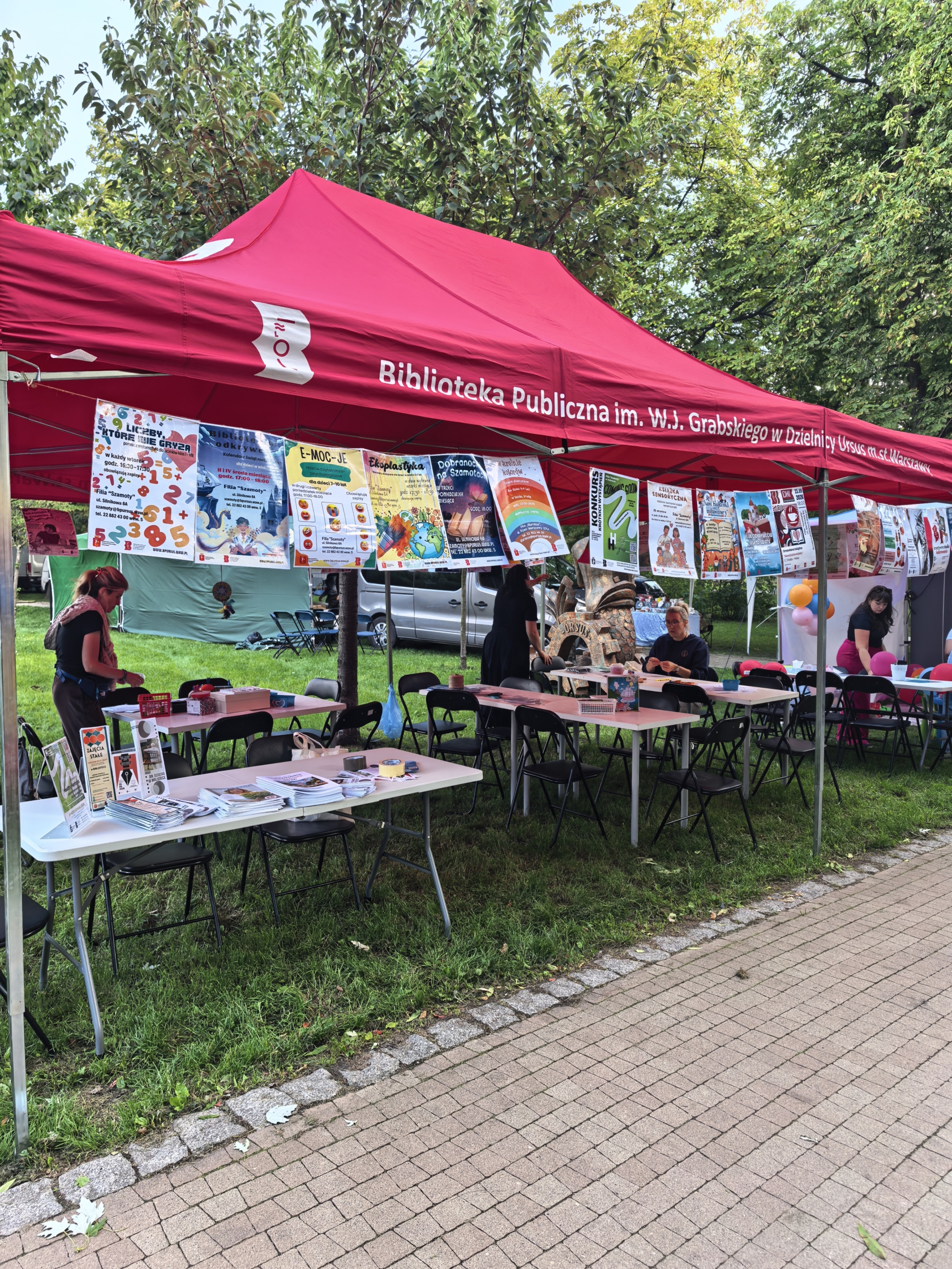 _cuva Czerwony namiot z kolorowymi plakatami zaczepionymi pod jego dachem.