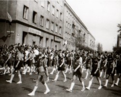 Pochód pierwszomajowy, kolumna harcerzy, Ursus, pl. 1000-lecia - lata 70-te XX w.