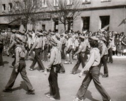 Pochód pierwszomajowy, kolumna harcerzy, Ursus, pl. 1000-lecia - lata 70-te XX w.