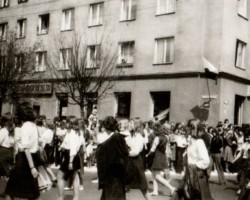 Pochód pierwszomajowy, kolumna młodzieży szkolnej, Ursus, pl. 1000-lecia - lata 70-te XX w.
