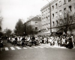 Pochód pierwszomajowy, występy szkolnego zespołu, Ursus, pl. 1000-lecia - lata 70-te XX w.