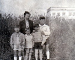 Ursus, w tle szkoła nr 3, ul. Wawelska (dz. nr 14 ul. Sosnkowskiego) - lata 50-te XX w. AR.JP.14.004