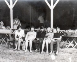 Popowo, Oś. Wczasowy ZM Ursus, w tle weranda - lata 70-te XX w. AR.JP.14.013