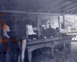 Popowo, Oś. Wczasowy ZM Ursus, bilard na werandzie - lata 70-te XX w. AR.JP.14.015