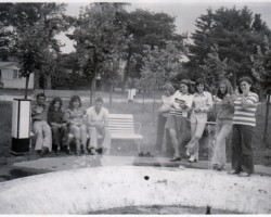 Popowo, Oś. Wczasowy ZM Ursus, fontanna przed werandą - lata 70-te XX w. AR.JP.14.017