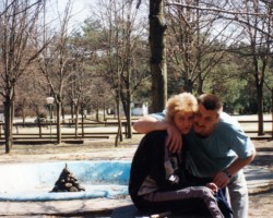 Popowo, Oś. Wczasowy ZM Ursus, przy fontannie - lata 90-te XX w. AR.JP.14.020