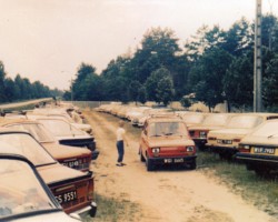 Popowo, Oś. Wczasowy (zwanym także Małym Ursusem) - parking przed ośrodkiem, weekend - lata 90-te XX w. AR.JP.14.023