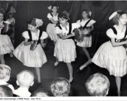 Występ zespołu tanecznego z RSM Ursus - lata 70-te AR.RSM.15.075