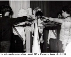 Ślubowanie klas pierwszych 1986 AR.ZSZ.MS.18.084