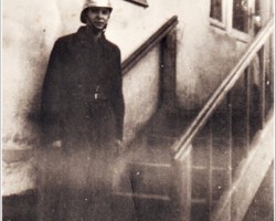 Stanisław Narożniak przed domem w Czechowicach - 1940 AR.EP.21.004