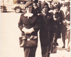 Karolina Narożniak przed Dw. Głównym w Warszawie - lata 30-te AR.EP.21.007