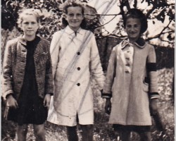 Jadwiga z koleżankami w ogrodzie w Cechowicach - 1945 AR.EP.21.015