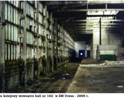 Peron kolejowy wewnątrz hali nr 162 w ZM Ursus - 2005 r. AR.AZ.20.012