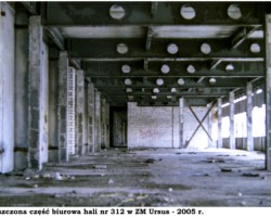 Opuszczona część biurowa hali nr 312 w ZM Ursus - 2005 r. AR.AZ.20.039