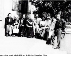 Nauczyciele przed szkołą ZSZ Ursus AR.HK.24.003