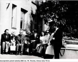 Nauczyciele przed szkołą ZSZ Ursus AR.HK.24.004