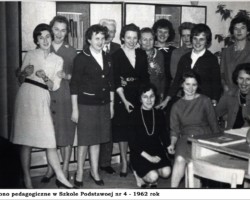 Grono pedagogiczne szkoła nr 4 Ursus - 1962 AR.HK.24.016
